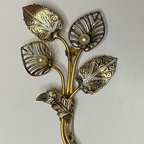 Damascene style Toledo pin used, black and gold colors