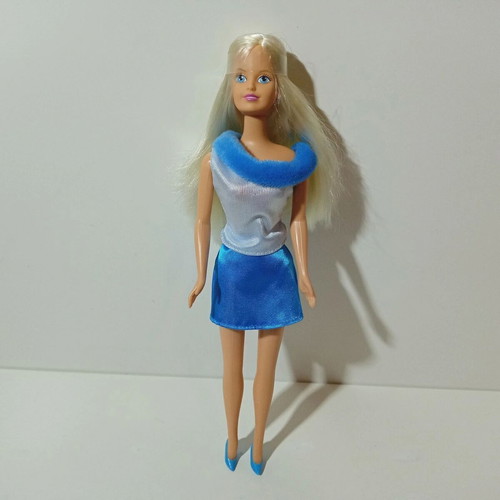 Sindy Hasbro 90's doll with mirror and brush in great condition