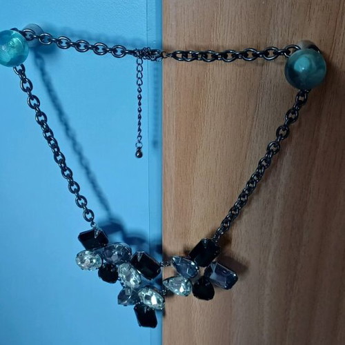 Necklace new with transparent and black stones