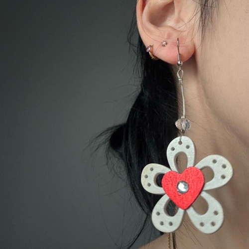 White flower earrings with hearts made of stainless steel like new