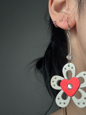 White flower earrings with hearts made of stainless steel like new