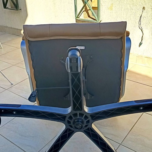 Leather office chair used in excellent condition