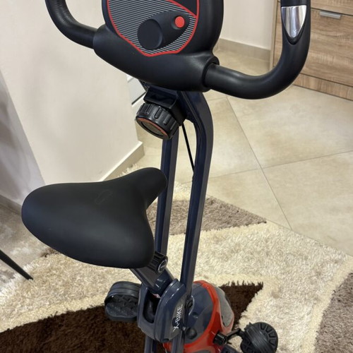 Magnetic Folding Exercise Bike like new with 8 Resistance Levels and Monitor