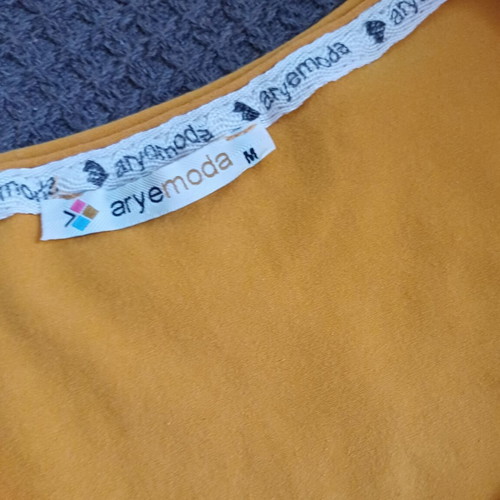 Women's short-sleeve mustard cotton top like new, size M
