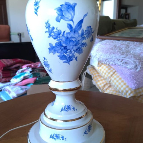 Vintage table lamp porcelain Extra like new with floral design