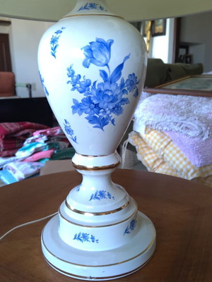 Vintage table lamp porcelain Extra like new with floral design