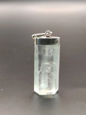 Aquamarine crystal pendant like new, turquoise