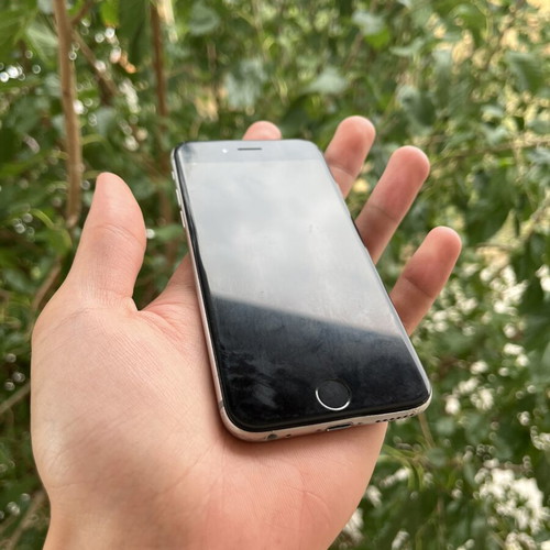 iPhone 6 silver unlocked, like new, 16GB, 90% battery health