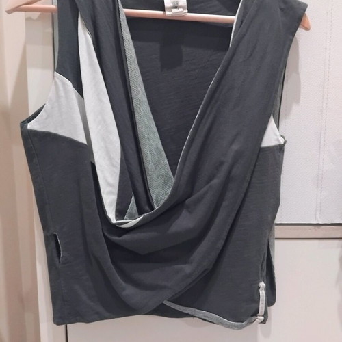 HEEL vest/shirt small like new, multicolored