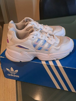 Γυναικεία αθλητικά παπούτσια Adidas σαν καινούργια, άσπρα με ιριδίζουσες λεπτομέρειες