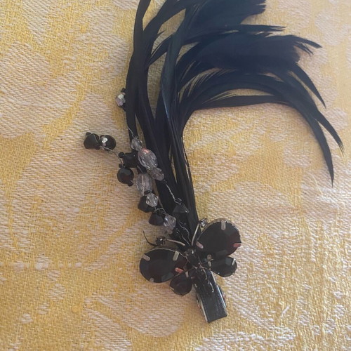 Vintage hair clip used with feathers and butterfly-shaped stones black