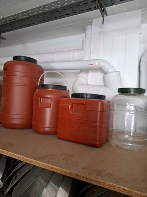 Storage containers new, set of 4, plastic