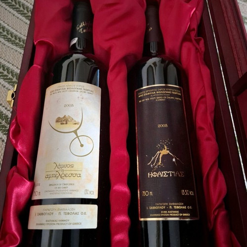 Wines 2005 in wooden box like new, set of 2 bottles