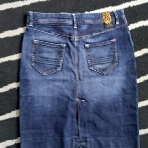 Denim skirt size 28 like new, blue