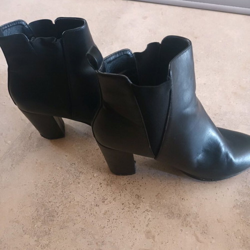 Black leather boots used, very good condition, size 39