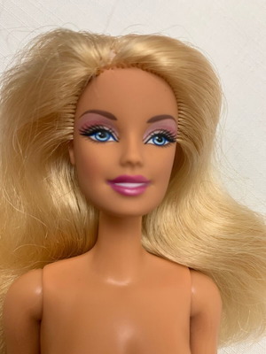 Barbie doll like new, without clothes or accessories