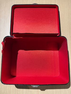 Beauty Case Lancome μεταχειρισμένο, μαύρο και κόκκινο