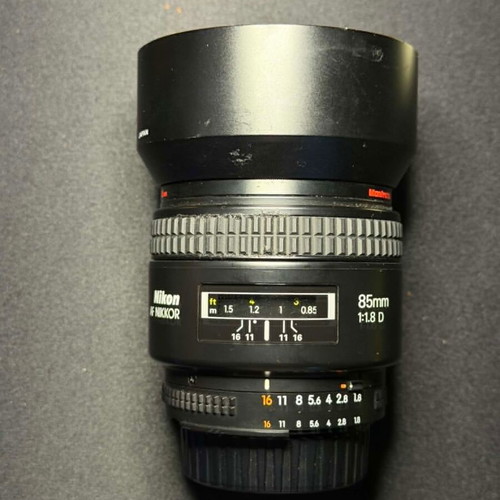 Nikon 85mm f/1.8 AF-D lens used with UV filter and metal parasol
