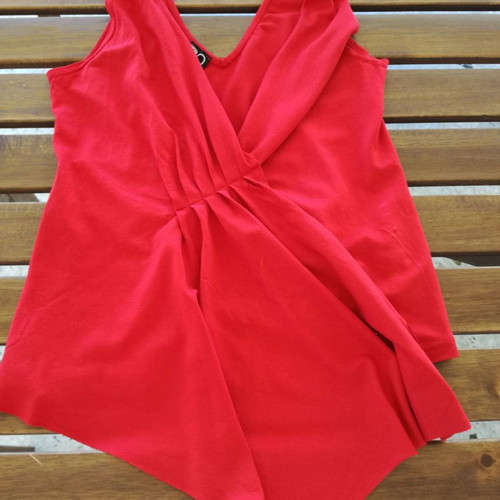 Red top used, size M