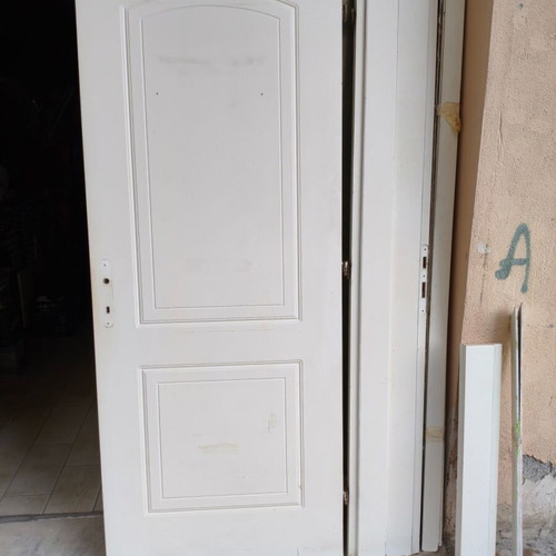Πόρτα εσωτερική 210Χ89 δεξιά μεταχειρισμένη με κάσα και μπασκιά