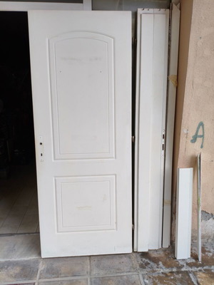 Πόρτα εσωτερική 210Χ89 δεξιά μεταχειρισμένη με κάσα και μπασκιά