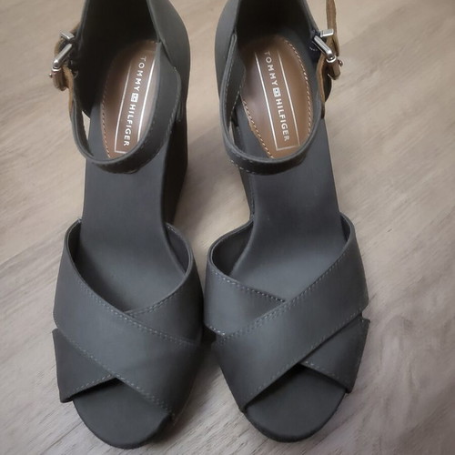 Tommy Hilfiger khaki platform sandals size 38 like new