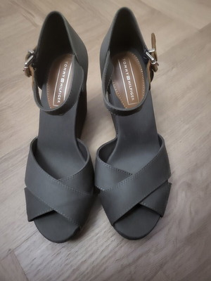 Tommy Hilfiger khaki platform sandals size 38 like new