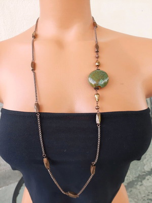 Necklace with porcelain used, bronze tones with crystals
