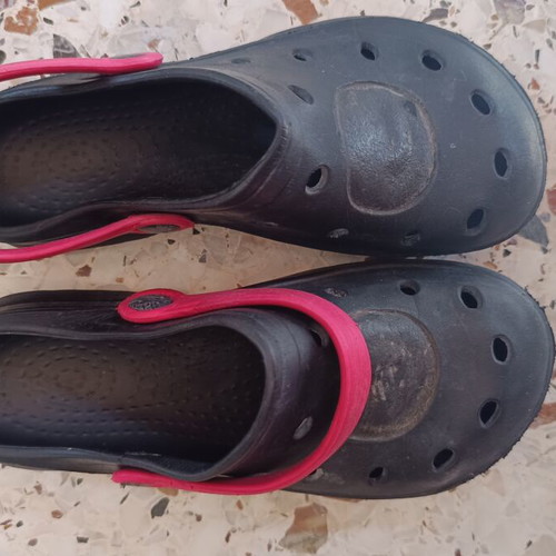 Children's shoes pack size 33-34 like new with repaired sandal strap