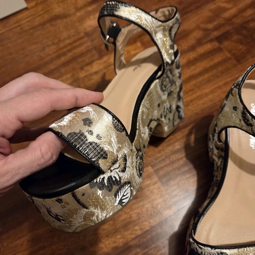 Platform sandals very impressive in gold and black, like new, size 37