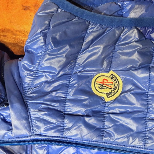 Sleeveless jacket like new with hood blue
