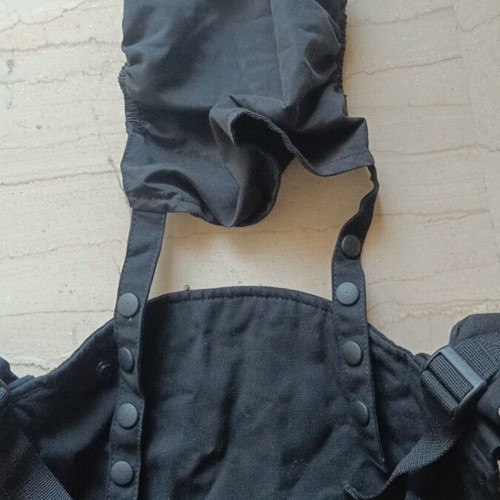 Momi Ergonomic Baby Carrier like new, black, with hood