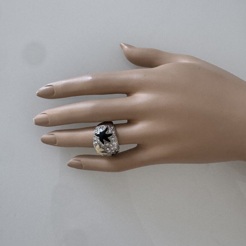 Ring with rhinestones and leaf design silver color like new