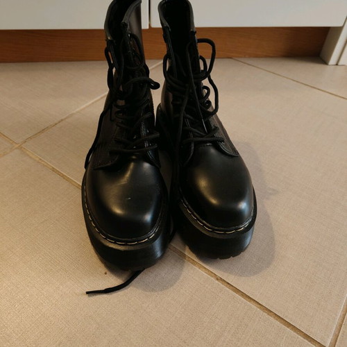 Black boots slightly used, like new, size 36-37
