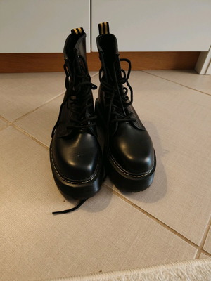 Black boots slightly used, like new, size 36-37