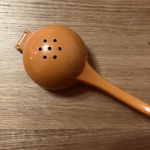 Citrus squeezer new, metal and sturdy