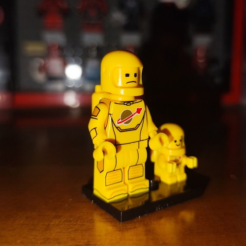 Yellow Astronaut figure with baby and stand, Lepin