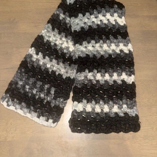 Handmade scarf with chunky knit, black and white