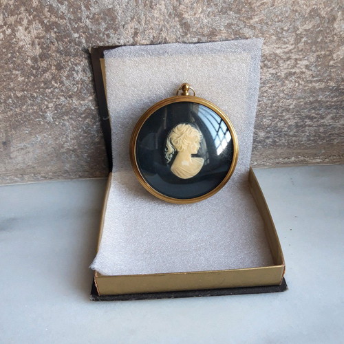 Vintage miniature cameo girl used, diameter 8 cm
