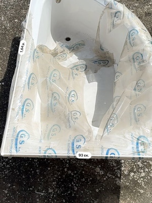 Corner bathtub new, unused