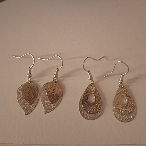 Set of two pairs of two-tone earrings