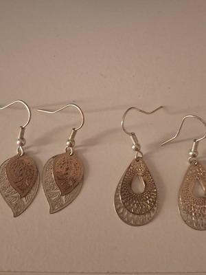 Set of two pairs of two-tone earrings