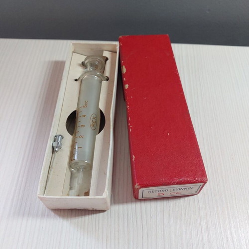 Glass syringe 5cc from the 1960s like new