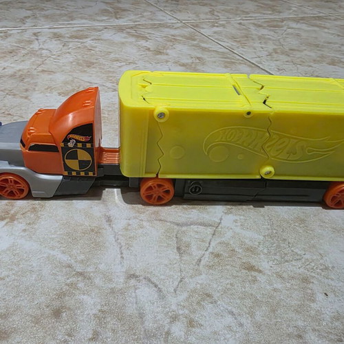 Hot Wheels Deluxe Truck like new