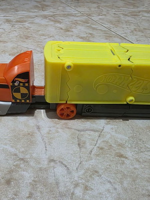 Hot Wheels Deluxe Truck like new