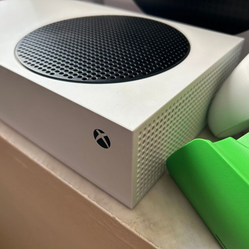 Microsoft Xbox Series S 512SSD with battery and Razer quick charging stand, like new