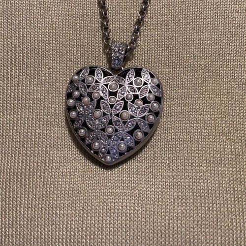 Heart pendant like new, long with chain and small pearls silver