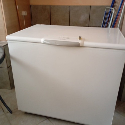Electrolux EN26106W freezer like new, 260 liters capacity