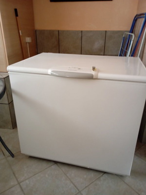 Electrolux EN26106W freezer like new, 260 liters capacity