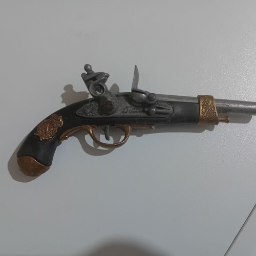 Napoleon pistol miniature like new, wood and metal